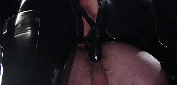  Femdoms in latex pegging slave man